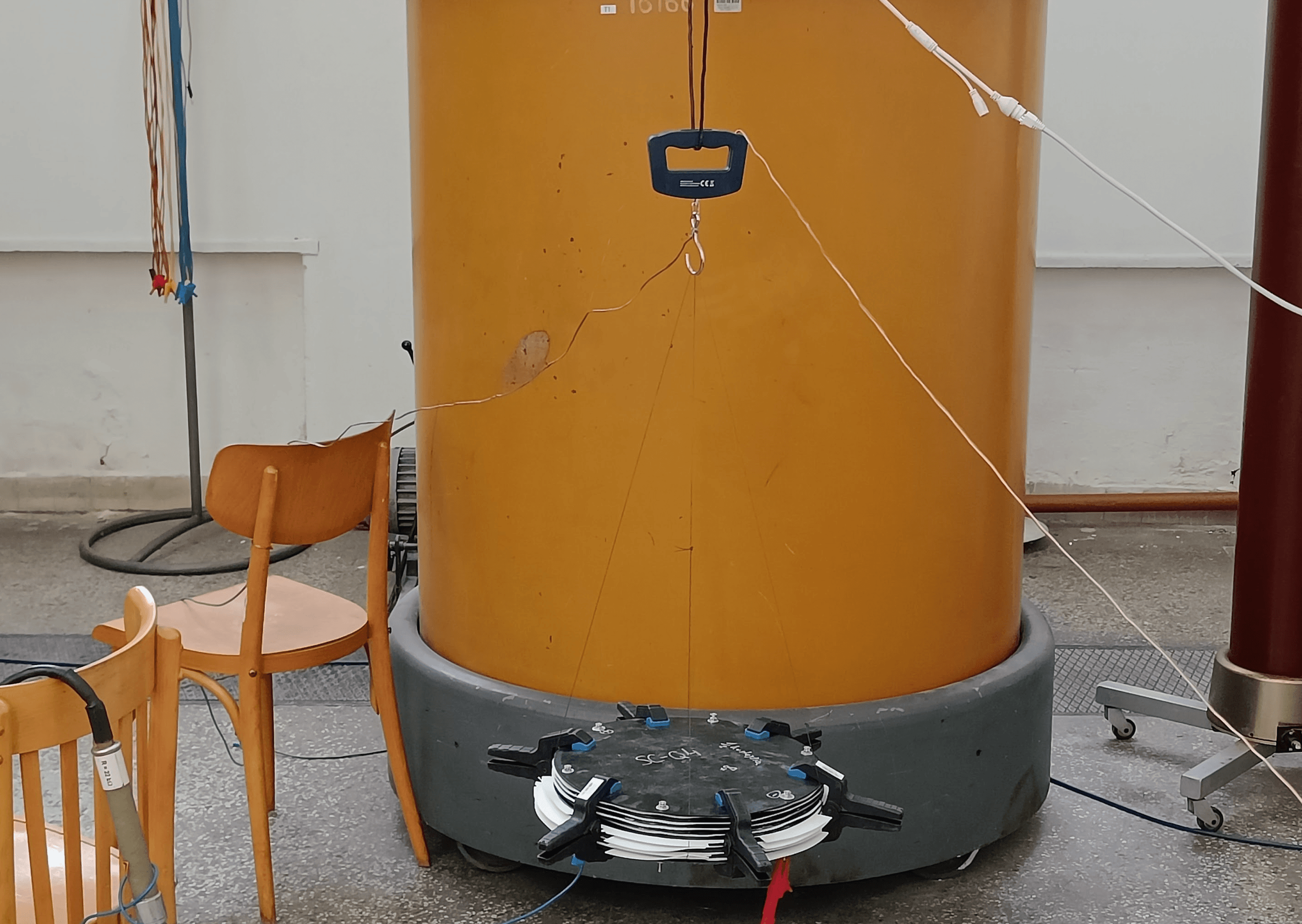 Exotic-propulsion research bench with a sealed test cavity and instrumentation